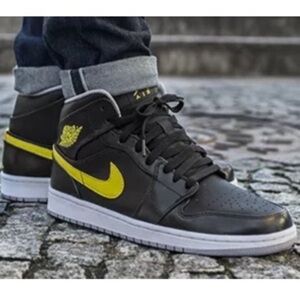 Air Jordan 1 Retro Mid Vibrant Yellow Mens 11.5